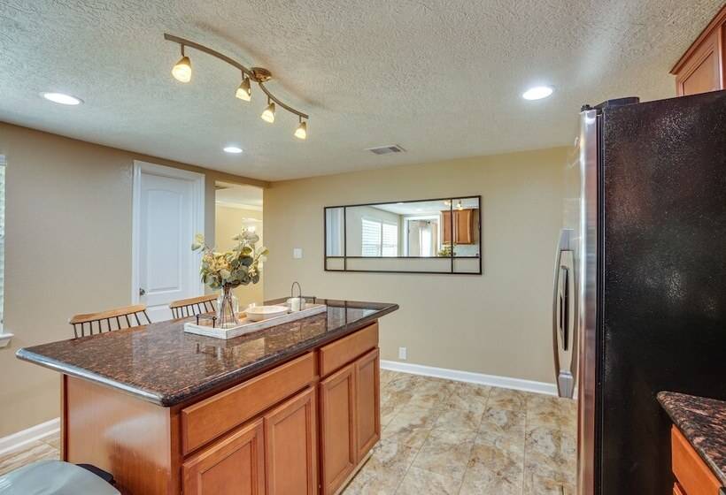 Pet Friendly Conroe Hideaway W/ Porch & Fire Pit