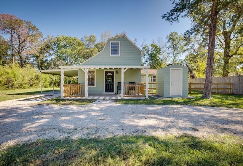 Pet Friendly Conroe Hideaway W/ Porch & Fire Pit