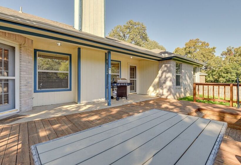 Walk To Water: Cozy Eagle Mountain Lake Home