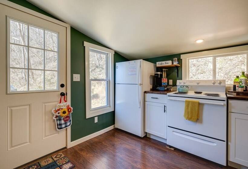 Cozy Eagle Rock Cottage On The Creek W/ Loft!