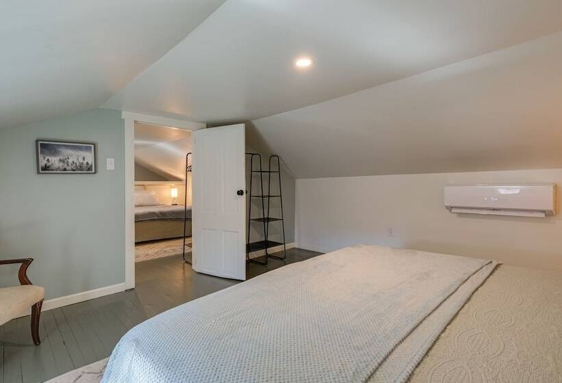 Cozy Eagle Rock Cottage On The Creek W/ Loft!