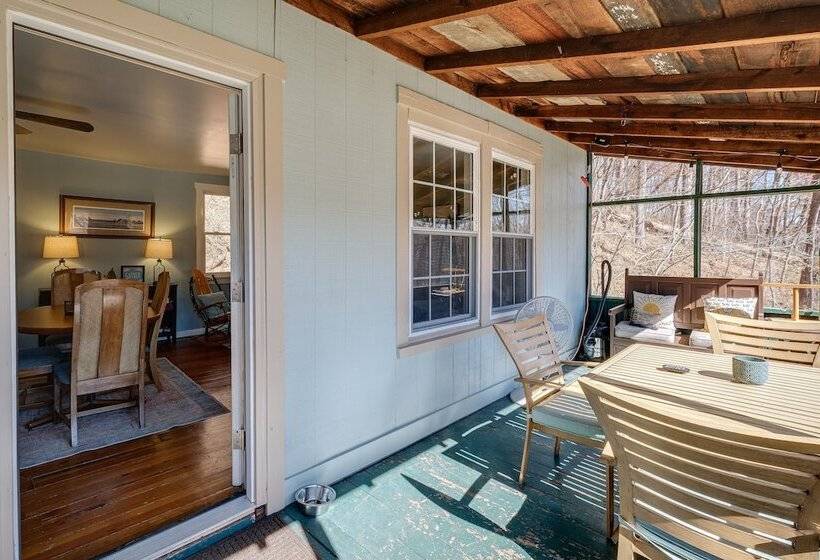 Cozy Eagle Rock Cottage On The Creek W/ Loft!