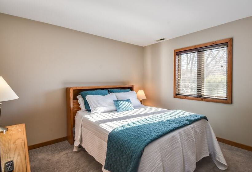 Cozy Illinois Abode W/ Deck & Grill, Near Golfing!