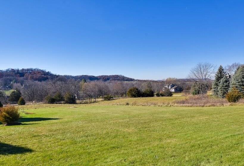 Cozy Illinois Abode W/ Deck & Grill, Near Golfing!