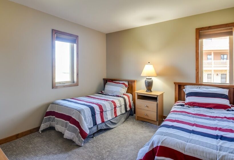 Cozy Illinois Abode W/ Deck & Grill, Near Golfing!