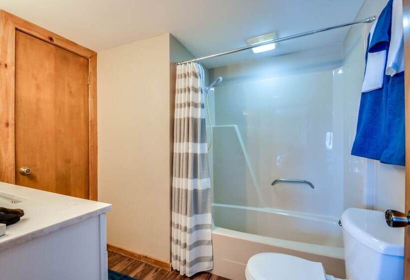 Cozy Illinois Abode W/ Deck & Grill, Near Golfing!