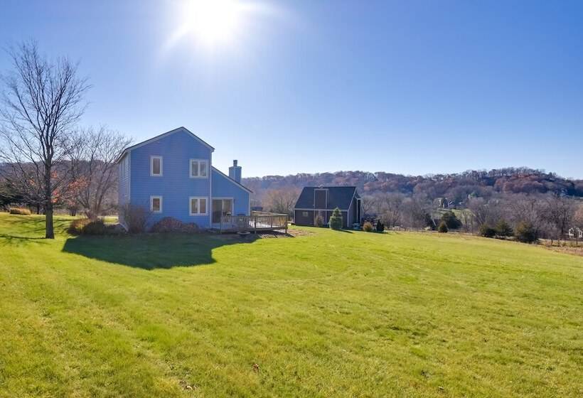 Cozy Illinois Abode W/ Deck & Grill, Near Golfing!