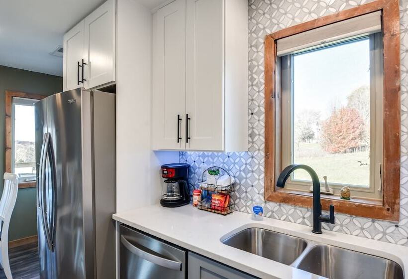 Cozy Illinois Abode W/ Deck & Grill, Near Golfing!