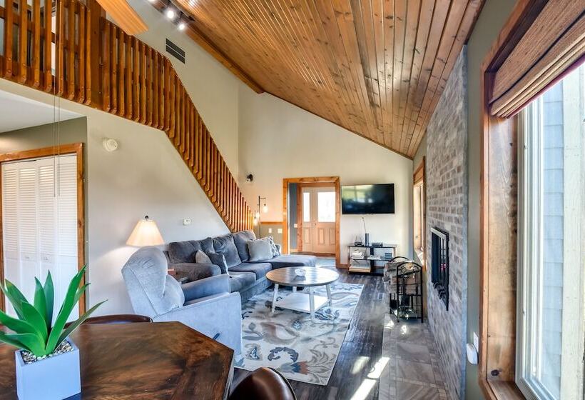 Cozy Illinois Abode W/ Deck & Grill, Near Golfing!