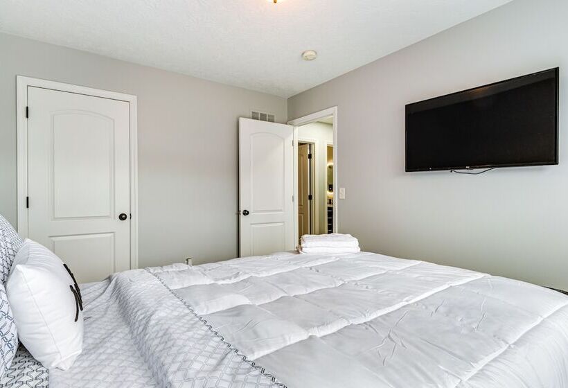 Cozy Ohio Home Deck, Arcade Games & Near Golfing