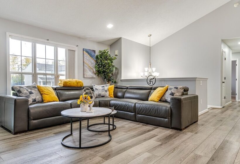 Cozy Ohio Home Deck, Arcade Games & Near Golfing