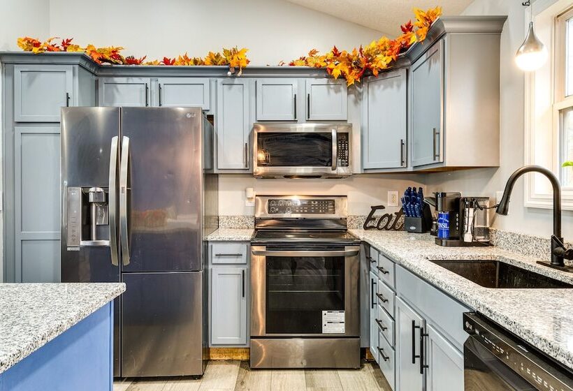 Cozy Ohio Home Deck, Arcade Games & Near Golfing