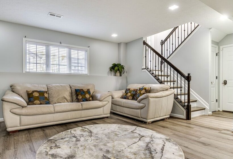 Cozy Ohio Home Deck, Arcade Games & Near Golfing