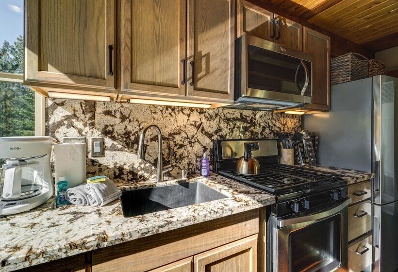 Cozy Truckee Cabin W/ Deck: 1 Mi To Donner Lake!