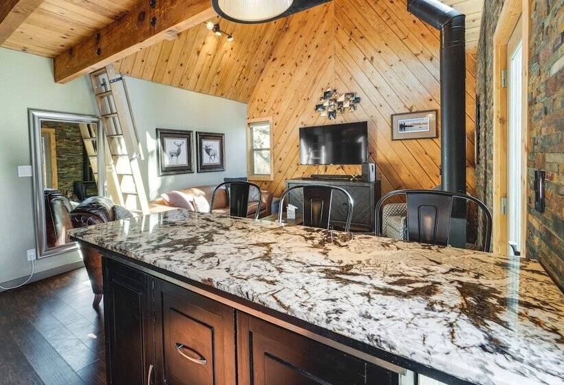 Cozy Truckee Cabin W/ Deck: 1 Mi To Donner Lake!