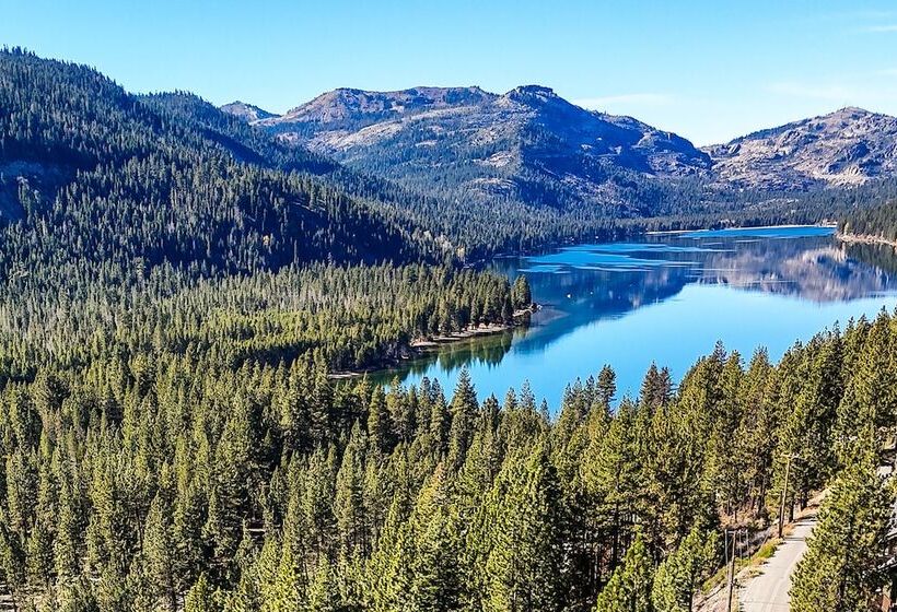 Cozy Truckee Cabin W/ Deck: 1 Mi To Donner Lake!