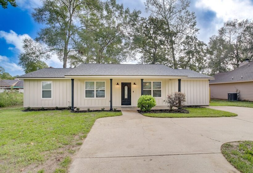Dog Friendly Home In The Woodlands W/ Fenced Yard!