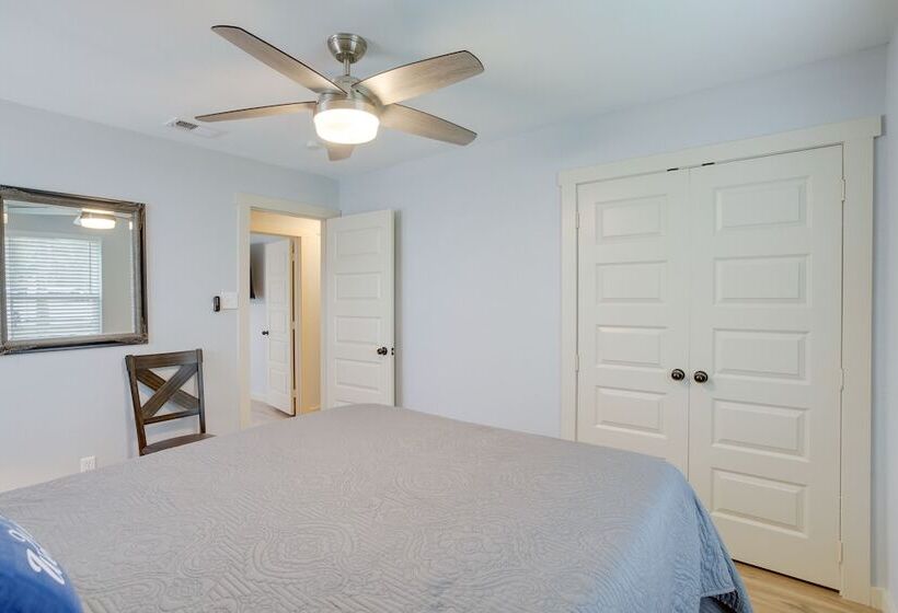 Dog Friendly Home In The Woodlands W/ Fenced Yard!