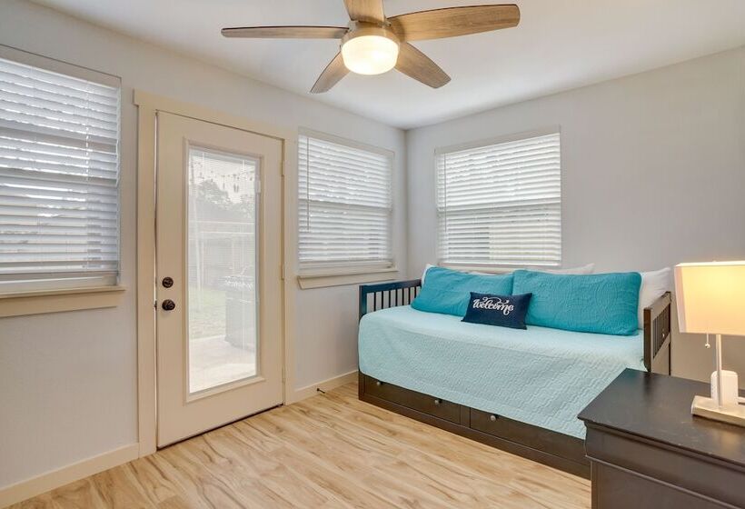 Dog Friendly Home In The Woodlands W/ Fenced Yard!