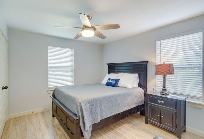 Dog Friendly Home In The Woodlands W/ Fenced Yard!