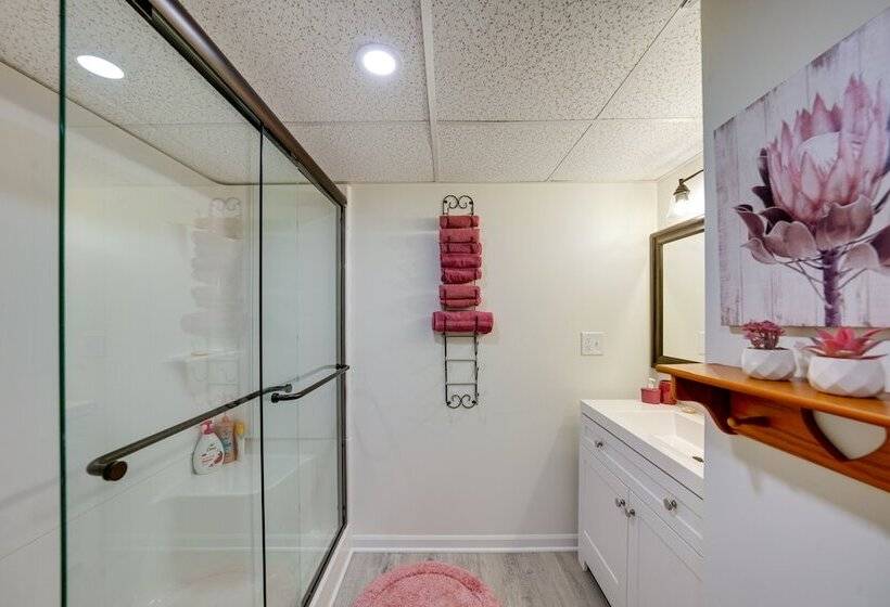 Coty S House  Illinois Getaway W/ Bar: Near Golf!