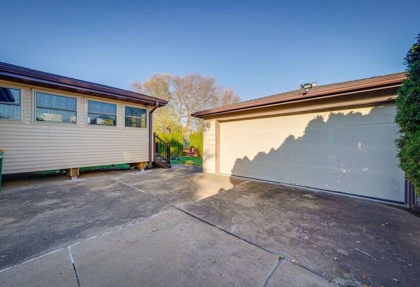 Coty S House  Illinois Getaway W/ Bar: Near Golf!