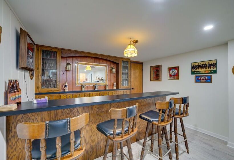 Coty S House  Illinois Getaway W/ Bar: Near Golf!