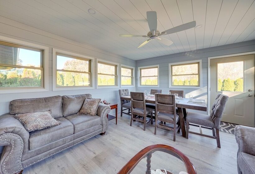 Coty S House  Illinois Getaway W/ Bar: Near Golf!