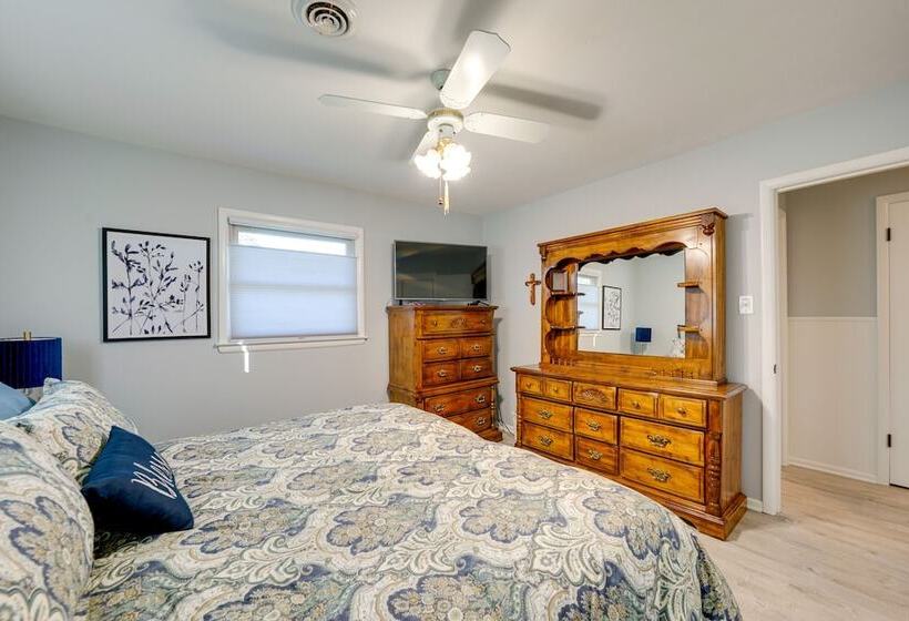 Coty S House  Illinois Getaway W/ Bar: Near Golf!