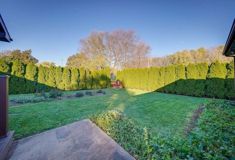 Coty S House  Illinois Getaway W/ Bar: Near Golf!