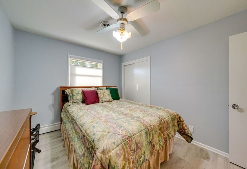 Coty S House  Illinois Getaway W/ Bar: Near Golf!