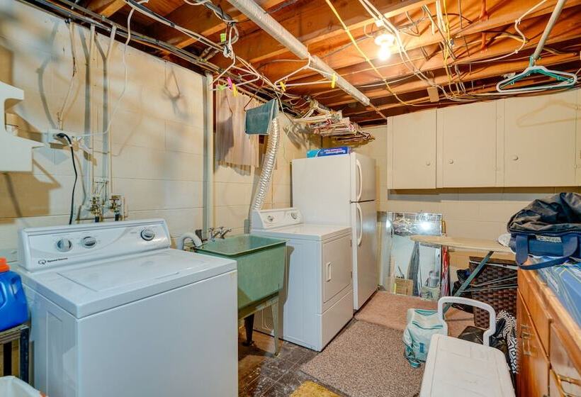 Coty S House  Illinois Getaway W/ Bar: Near Golf!