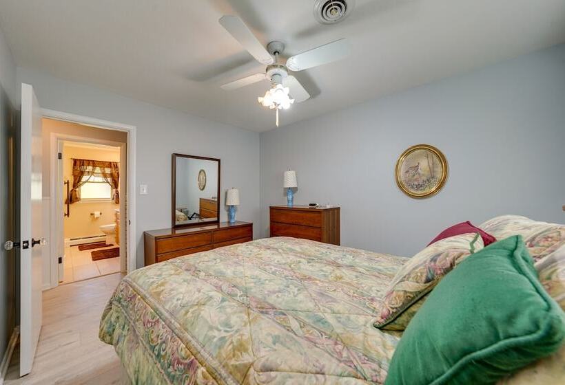 Coty S House  Illinois Getaway W/ Bar: Near Golf!