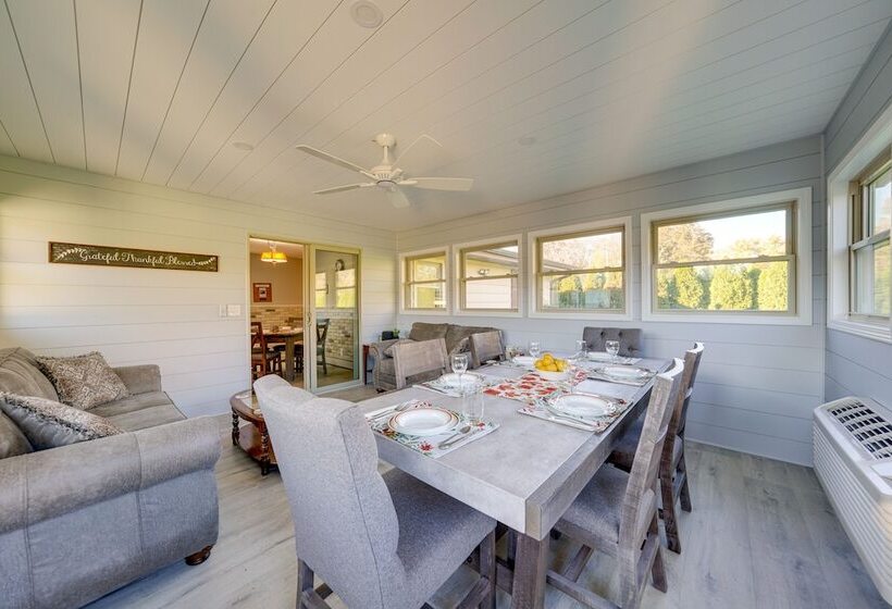 Coty S House  Illinois Getaway W/ Bar: Near Golf!