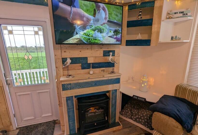 Driftwood Cabin   Dog Friendly, Anderby Creek