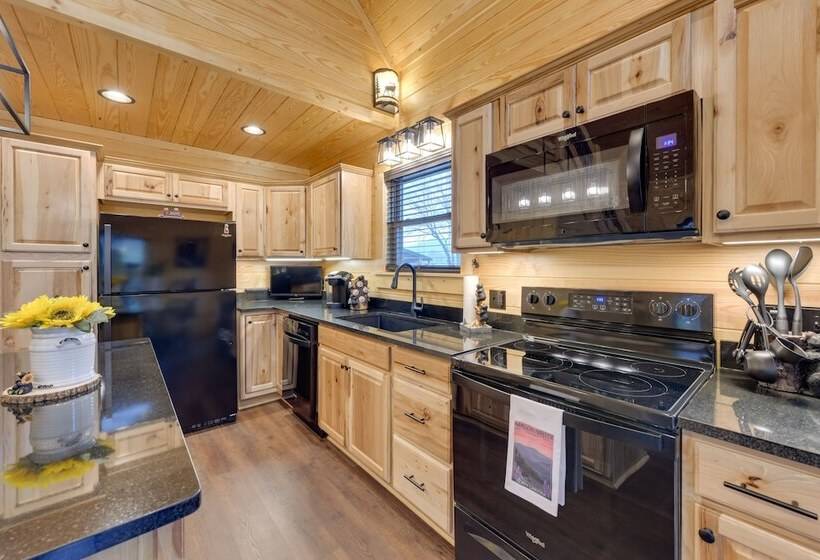 Dtwn Maggie Valley Cabin Near Blue Ridge Parkway!