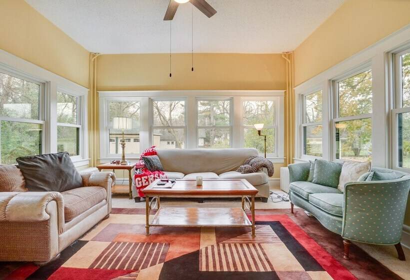 Eau Claire Retreat: Close To Chippewa Riverfront!