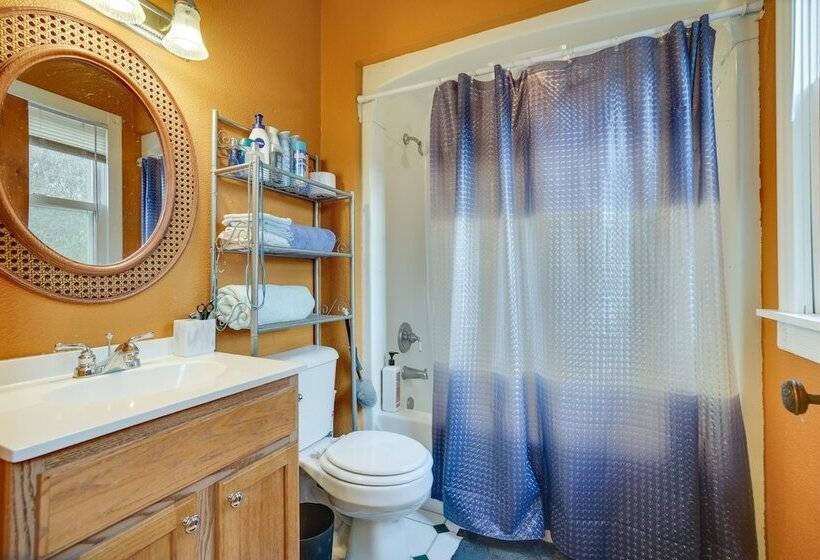 Eau Claire Retreat: Close To Chippewa Riverfront!