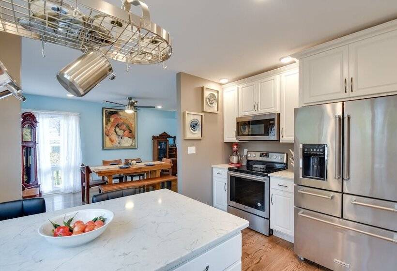 Eclectic Iowa City Cottage W/ Fire Pit!