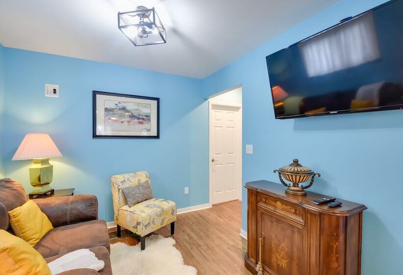 Eclectic Iowa City Cottage W/ Fire Pit!