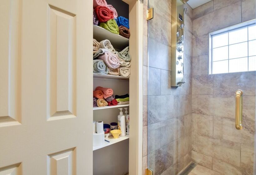 Eclectic Iowa City Cottage W/ Fire Pit!