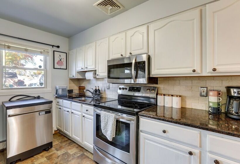 Edison Vacation Home: 1 Mi To Train Station To Nyc