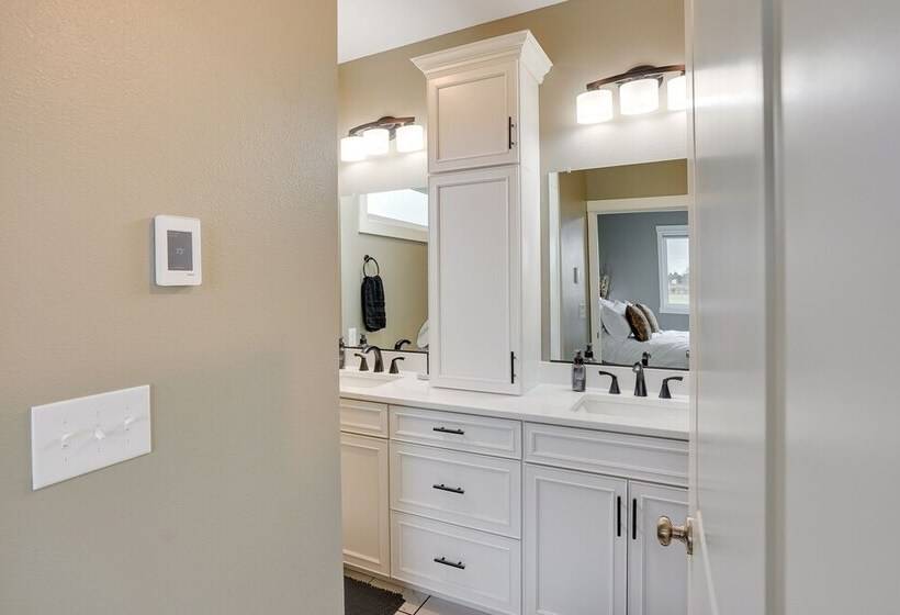 Family Friendly Brookings Home: 3 Mi To Downtown!