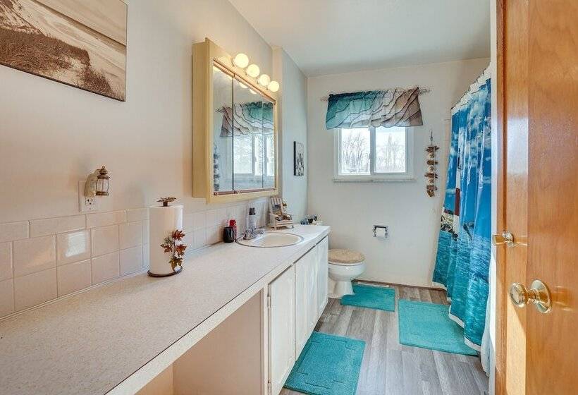 Family Friendly Home W/ Fire Pit ~ 10 Mi To Akron!