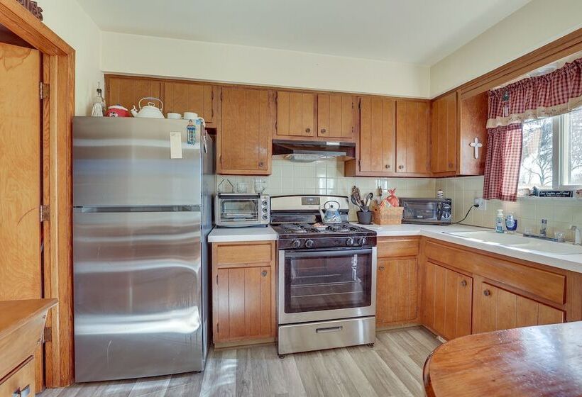 Family Friendly Home W/ Fire Pit ~ 10 Mi To Akron!