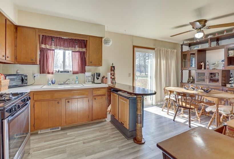 Family Friendly Home W/ Fire Pit ~ 10 Mi To Akron!