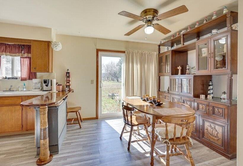 Family Friendly Home W/ Fire Pit ~ 10 Mi To Akron!