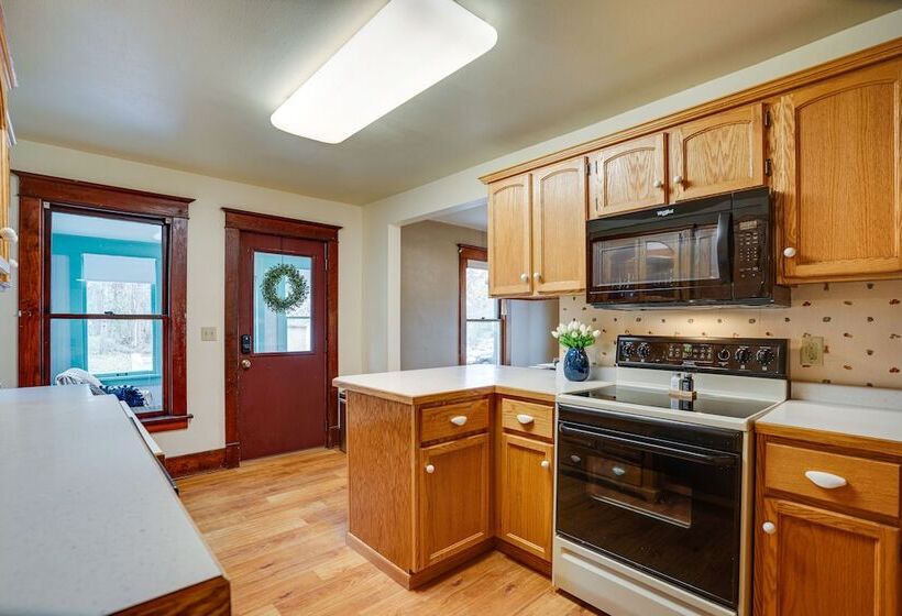 Family Friendly Home In Pepin: Walk To Main St!
