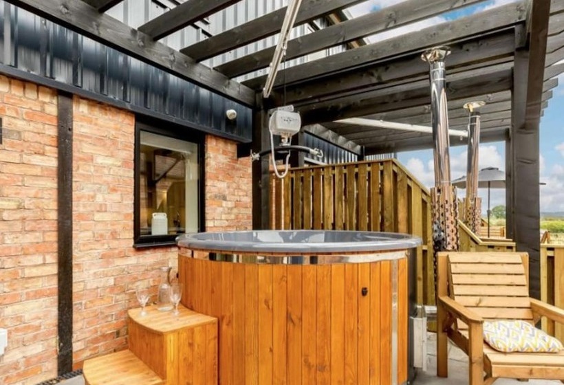 Fawn Cottage Disabled Adapted 3 Bedroom Hot Tub