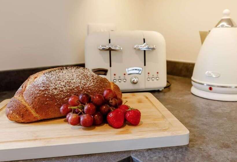 Fawn Cottage Disabled Adapted 3 Bedroom Hot Tub